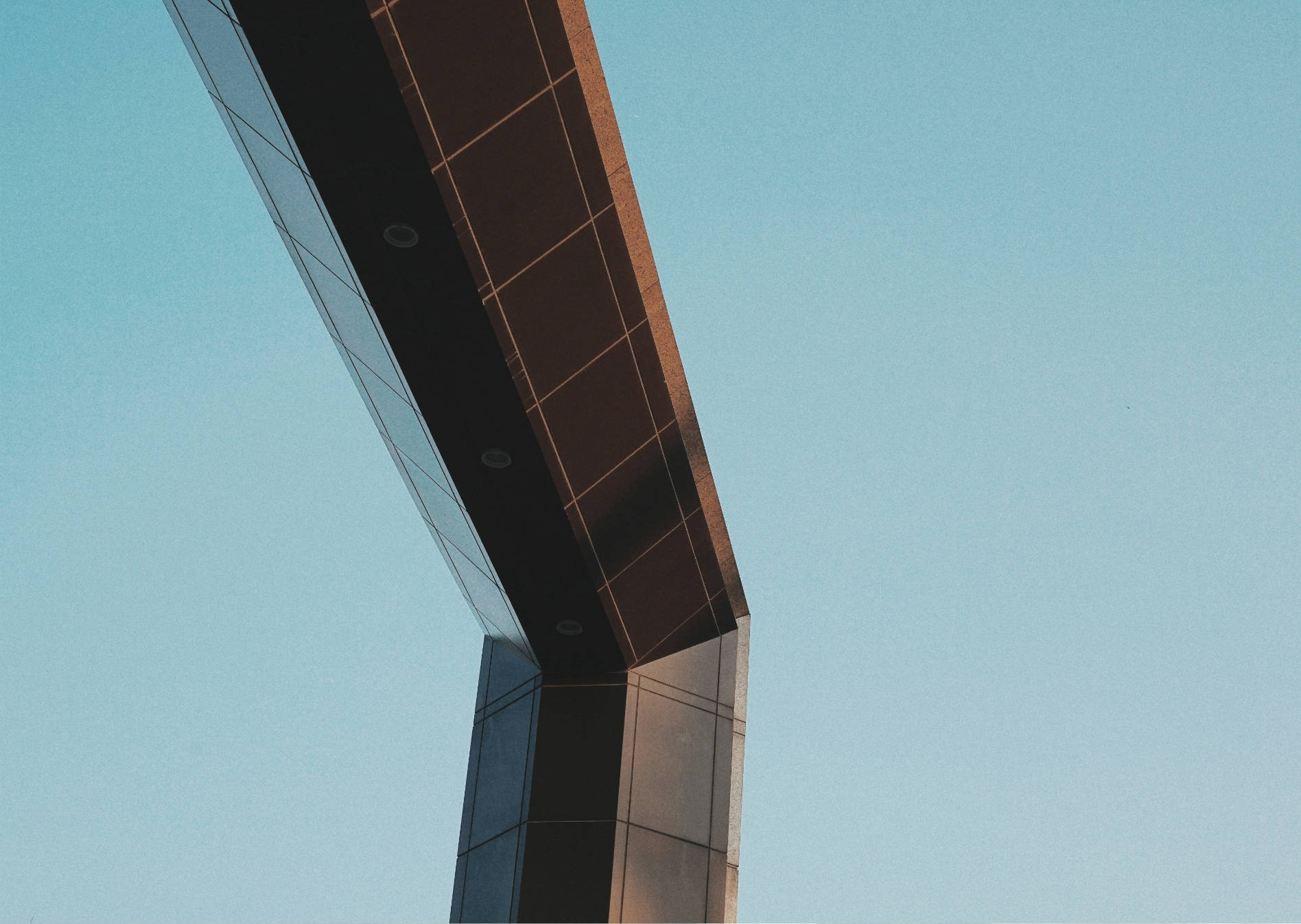 Metallkonstruktion vor blauem Himmel