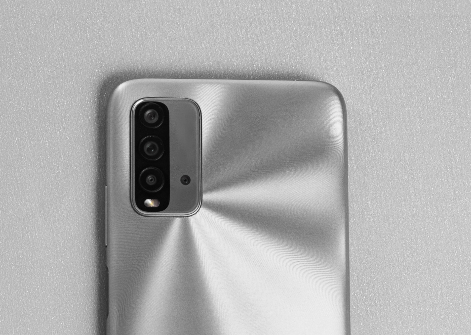 Nahaufnahme eines Handys mit glatter Stahlhülle